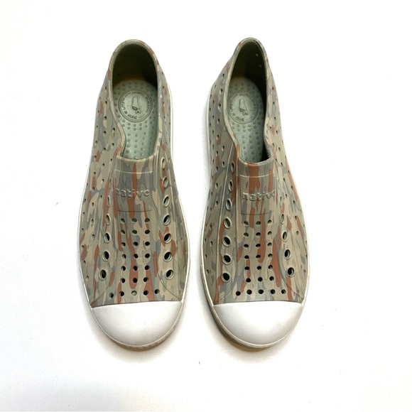 Native Jefferson Shoes in Neutral Light Camo Green & Tan Slip On Kids Size J1 1 - Picture 2 of 9